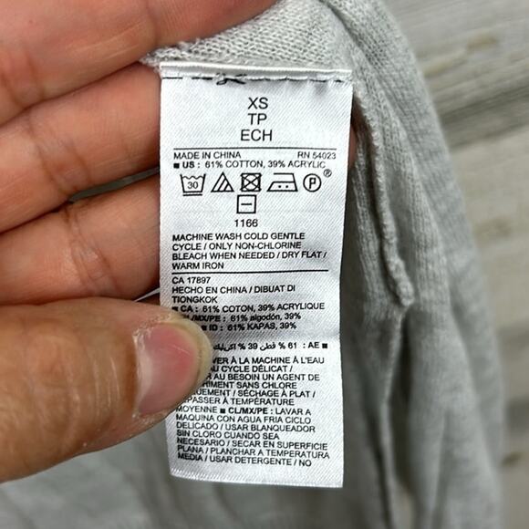 Old Navy Women’s XS Light Gray Lightweight Sleeveless Cardigan - Picture 4 of 5